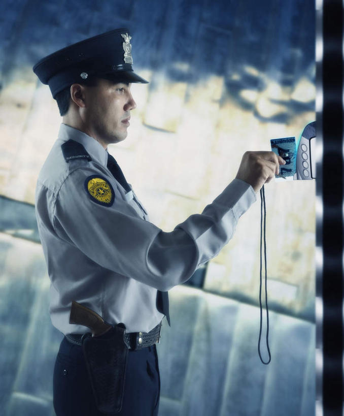 东方人,一个人,警察,警卫,站,竖图,室内,白天,侧面,工作服,制服,科技,帽子,亚洲,仅一个男性,仅一个人,仅一个中年男性,握,科学,领带,拿,拿着,注视,黄种人,观察,看,站着,握着,通信,军帽,观看,芯片,察看,科学技术,象征,庄重,关注,身份,正式,地位,工作制服,SIM卡,用户身份识别卡,智能卡,交流,男人,男性,中年男性,亚洲人,保安,警卫员,看守,卫兵,沟通,站立,半身,彩图,工作套服