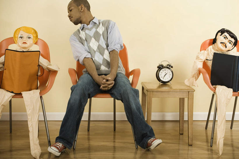 西方人,一个人,商务人士,商务男性,坐,双手交叉,横图,室内,白天,正面,衬衫,地板,桌面,桌子,椅子,闹钟,欧洲,非洲,黑人,欧洲人,仅一个男性,仅一个人,一排,阴影,套装,裤子,整齐,时间,反射,木制,材料,档案,时钟,文件,影子,纸,塑料,墙,地面,三把,计时,扭头,注视,牛仔裤,木地板,墙壁,墙面,排列,仅一个年轻男性,一个,木制品,手稿,塑料制品,资料,钟表,观察,看,转头,表,单个,观看,证明,察看,队列,关注,文档,商务装,工薪阶层,男人,男性,年轻男性,非洲人,白领,上班族,钟,十字手,坐着,彩图,全身,衬衣,充气娃娃