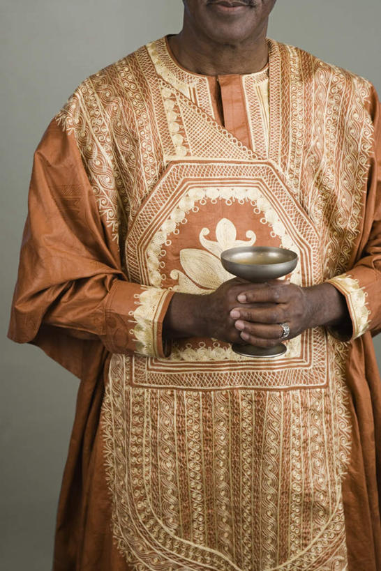 西方人,一个人,站,捧,竖图,室内,白天,正面,民族服装,杯子,欧洲,非洲,黑人,欧洲人,仅一个男性,仅一个人,仅一个中年男性,服装,墙,墙壁,墙面,衣服,站着,服饰,衣着,穿着,圣餐杯,衣饰,圣杯,男人,男性,中年男性,非洲人,端,端着,捧着,手捧,站立,半身,彩图,传统服装,民俗服