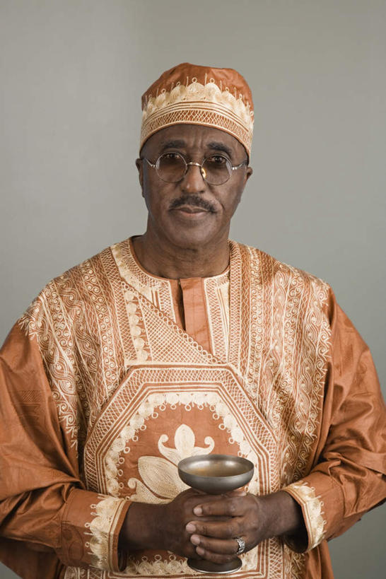 西方人,一个人,站,捧,竖图,室内,白天,正面,民族服装,杯子,欧洲,非洲,黑人,欧洲人,仅一个男性,仅一个人,仅一个中年男性,一副,服装,眼镜,墙,注视,墙壁,墙面,衣服,观察,看,站着,服饰,观看,察看,衣着,穿着,关注,近视眼镜,圣餐杯,衣饰,圣杯,男人,男性,中年男性,非洲人,端,端着,捧着,手捧,站立,半身,彩图,传统服装,民俗服