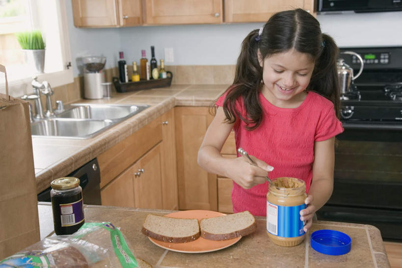 点心,面包,西方人,儿童,一个人,站,笑,微笑,露齿笑,横图,室内,白天,正面,纯洁,植物,厨房,柜子,餐具,玻璃,欧洲,欧洲人,仅一个女性,仅一个人,两块,握,阴影,服装,反射,碟子,盘,盆栽,水槽,水龙头,影子,勺子,调料,酱料,酱汁,佐料,面点,盆景,调味品,储物柜,调味料,注视,休闲装,水斗,酱,开关,玻璃制品,糕点,小孩,衣服,红色,绿色,自然,盘子,玻璃瓶,瓶子,调羹,碟,汤匙,打开,低头,观察,看,站着,仅一个小孩,休闲,休闲服,花生酱,可爱,童年,童趣,握着,服饰,生长,成长,观看,阀门,察看,开启,储存,关注,童真,烂漫,无邪,广口瓶,水咀,储备,蕴藏,贮备,天真,女孩,女人,女性,白种人,孩子,站立,半身,彩图,灶间,贮存,女生