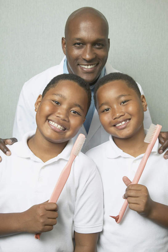 西方人,儿童,三个人,家庭,医生,牙科医生,站,笑,微笑,露齿笑,竖图,室内,白天,正面,工作服,制服,纯洁,欧洲,非洲,黑人,欧洲人,阴影,服装,反射,牙刷,影子,两把,注视,休闲装,小孩,衣服,白色,日用品,观察,看,清洁,站着,医护人员,医疗人员,休闲,温暖,温馨,一家人,休闲服,可爱,童年,童趣,搭,摄影,服饰,影棚,洗漱用品,观看,和睦,察看,卫生,白大褂,搭着,关注,童真,烂漫,无邪,工作制服,天真,男孩,男人,男性,中年男性,非洲人,大夫,牙医,站立,半身,彩图,影棚拍摄,工作套服,拍摄,融洽,男生