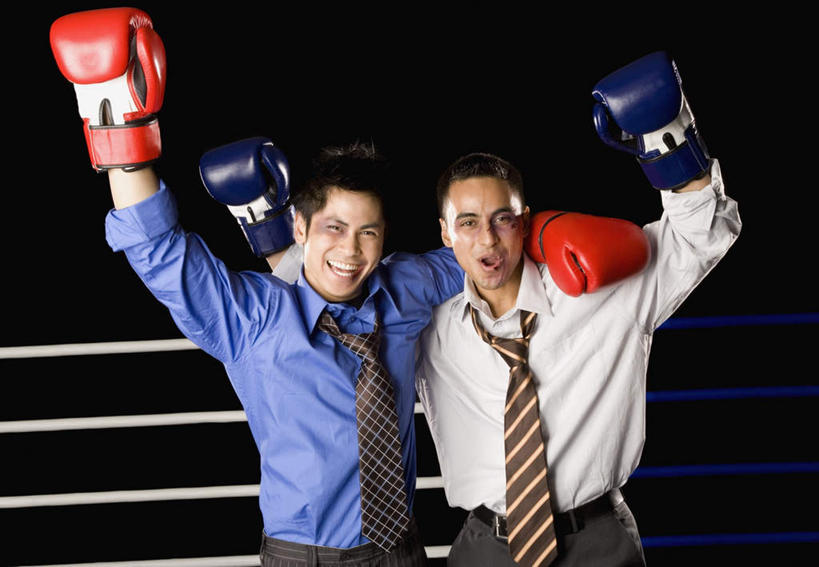 东方人,两个人,商务人士,拳击手,商务男性,栏杆,站,举,笑,微笑,露齿笑,横图,室内,白天,正面,衬衫,锻炼,安全,比赛,运动,拳击,亚洲,阴影,黑色背景,套装,欢呼,反射,影子,围栏,防护,领带,拳击手套,注视,黄种人,运动器械,护栏,红色,蓝色,手套,观察,看,托,站着,健身器械,搭,观看,保护,察看,喝彩,象征,庄重,搭着,关注,保险,商务装,身份,受伤,健身器材,工薪阶层,保全,周全,安稳,安定,正式,地位,防护手套,平安,体育,男人,男性,年轻男性,中年男性,亚洲人,白领,拳击家,拳击运动员,上班族,举起,举手,举着,向上举,向上伸,向上托,站立,半身,彩图,衬衣,健身,运动器材,淤青