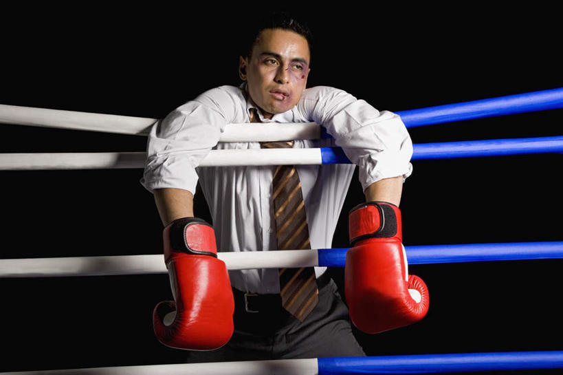 西方人,一个人,商务人士,拳击手,商务男性,栏杆,站,横图,室内,白天,正面,衬衫,锻炼,失败,安全,比赛,运动,拳击,欧洲,欧洲人,仅一个男性,仅一个人,阴影,黑色背景,套装,沮丧,反射,影子,围栏,防护,领带,拳击手套,注视,运动器械,护栏,仅一个年轻男性,红色,手套,观察,看,站着,难受,健身器械,无奈,搭,观看,保护,失望,悲伤,察看,伤心,难过,象征,庄重,搭着,关注,失落,保险,商务装,身份,受伤,健身器材,工薪阶层,颓废,挫败,受挫,落败,落空,错过,失足,失意,失策,失算,颓丧,衰颓,悲哀,懊丧,颓靡,气馁,丧气,保全,周全,安稳,安定,正式,地位,防护手套,败北,挫折,平安,失利,体育,男人,男性,年轻男性,白种人,白领,拳击家,拳击运动员,上班族,站立,半身,彩图,衬衣,健身,运动器材,淤青