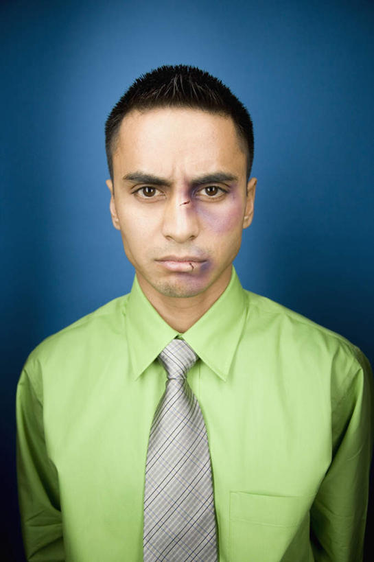 西方人,一个人,商务人士,商务男性,站,竖图,室内,白天,正面,衬衫,欧洲,欧洲人,仅一个男性,仅一个人,仅一个中年男性,阴影,蓝色背景,套装,反射,影子,领带,注视,绿色,观察,看,站着,摄影,影棚,观看,察看,象征,庄重,关注,商务装,身份,工薪阶层,正式,地位,男人,男性,中年男性,白种人,白领,上班族,站立,半身,彩图,影棚拍摄,衬衣,拍摄,乌青,淤青