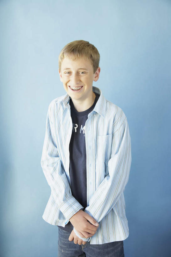 西方人,一个人,站,笑,微笑,露齿笑,竖图,室内,白天,正面,欧洲,欧洲人,仅一个男性,仅一个人,握,蓝色背景,服装,注视,休闲装,仅一个年轻男性,衣服,模型,观察,看,站着,休闲,休闲服,握着,摄影,服饰,影棚,模具,观看,察看,关注,矫正,牙科,牙套,牙箍,校正,校准,牙饰,害臊,含羞,怕羞,害羞,男人,男性,年轻男性,白种人,站立,半身,彩图,影棚拍摄,拍摄