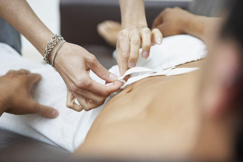 西方人,中年人,肌肉,健壮,两个人,家庭,夫妻,客厅,坐,横图,俯视,室内,白天,爱情,沙发,欧洲,欧洲人,亚洲,握,裤子,浪漫,拿,拿着,裸露,装饰品,绳子,饰品,手链,首饰,健康,温暖,温馨,一家人,恩爱,活力,力量,握着,恋人,手镯,青春,绳索,挑逗,和睦,起居室,强壮,裸,镯子,布艺沙发,客堂,撩拨,男人,男性,女人,女性,中年男性,中年女性,白种人,亚洲人,印度人,夫妇,情侣,坐着,半身,彩图,高角度拍摄,伴侣,融洽