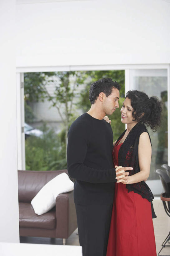 西方人,中年人,两个人,家庭,夫妻,客厅,站,握手,抱,笑,微笑,竖图,室内,白天,侧面,爱情,跳舞,植物,窗户,靠垫,沙发,欧洲,欧洲人,亚洲,服装,朦胧,模糊,墙,靠枕,浪漫,扭头,注视,休闲装,玻璃窗,墙壁,墙面,树,树木,衣服,绿色,白色,自然,垫子,枕头,观察,看,站着,转头,休闲,温暖,温馨,一家人,休闲服,恩爱,恋人,服饰,生长,成长,抱着,观看,优雅,华丽,和睦,察看,起居室,搂着,关注,舞姿,布艺沙发,华尔兹,客堂,圆舞,圆舞曲,男人,男性,女人,女性,中年男性,中年女性,白种人,亚洲人,印度人,夫妇,情侣,搀手,拉手,搂,搂抱,手拉手,手握手,站立,半身,彩图,舞蹈,伴侣,融洽