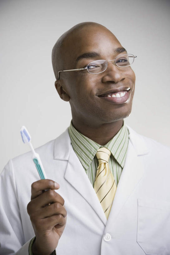 西方人,一个人,医生,牙科医生,站,笑,微笑,露齿笑,竖图,室内,白天,正面,工作服,制服,欧洲,非洲,黑人,欧洲人,仅一个男性,仅一个人,握,灰色背景,牙刷,眼镜,领带,拿,拿着,注视,仅一个年轻男性,日用品,观察,看,清洁,站着,医护人员,医疗人员,握着,摄影,影棚,洗漱用品,观看,察看,卫生,象征,庄重,关注,身份,近视眼镜,正式,地位,工作制服,男人,男性,年轻男性,非洲人,大夫,牙医,站立,半身,彩图,影棚拍摄,工作套服,拍摄