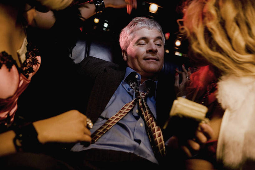 西方人,三个人,坐,闭眼,笑,微笑,横图,室内,夜晚,正面,西装,爱情,汽车,欧洲,非洲,黑人,欧洲人,一辆,握,阴影,套装,服装,正装,光线,影子,灯光,领带,浪漫,拿,拿着,扭头,休闲装,职业装,车,装饰品,衣服,戒指,饰品,首饰,交通工具,轿车,转头,休闲,休闲服,恩爱,握着,服饰,信物,权利,象征,庄重,载具,身份,正式,地位,手饰,妓女,男人,男性,年轻女性,女人,女性,中年男性,白种人,非洲人,闭眼睛,闭着眼,闭着眼睛,坐着,半身,彩图,娼妓