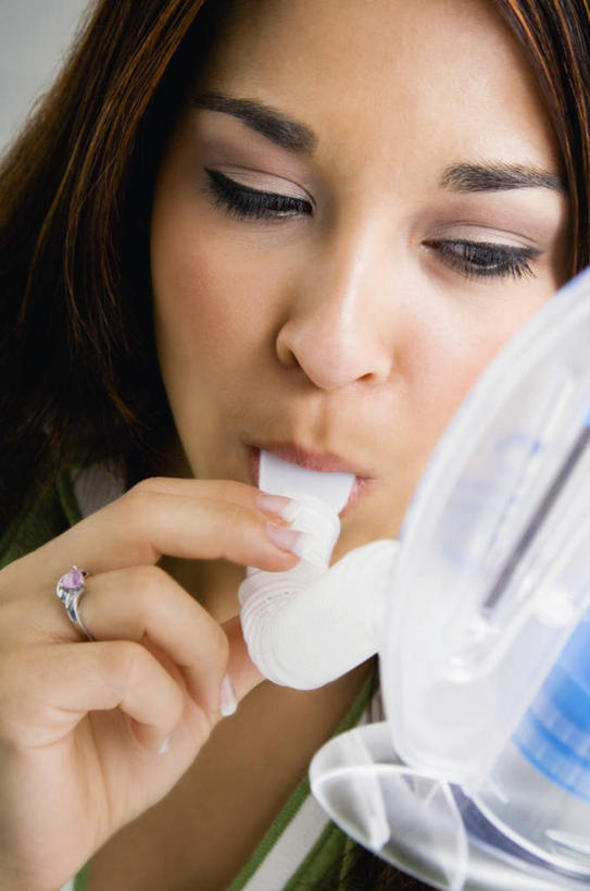 西方人,脸,头,脸颊,手,一个人,医院,竖图,室内,白天,正面,爱情,机器,欧洲,欧洲人,仅一个年轻女性,仅一个女性,仅一个人,握,医学,浪漫,拿,拿着,注视,设备,装饰品,戒指,饰品,首饰,观察,看,手部,恩爱,握着,观看,单手,信物,察看,医疗,医疗设备,呼吸机,权利,关注,医疗器械,医疗工具,医疗机构,手饰,年轻女性,女人,女性,白种人,头部,脸部,脸蛋,面部,半身,彩图,病院,诊所