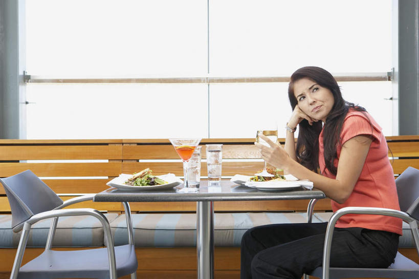 红酒,葡萄酒,东方人,一个人,餐厅,坐,横图,室内,白天,侧面,餐桌,窗户,桌子,杯子,餐具,椅子,亚洲,仅一个女性,仅一个人,撑,握,服装,碟子,高脚杯,盘,墙,红酒杯,白葡萄酒,酒类,两杯,拿,拿着,扭头,托腮,注视,休闲装,黄种人,文化,玻璃窗,墙壁,墙面,玻璃制品,酒,饮料,两个,衣服,盘子,酒杯,碟,鸡尾酒,观察,看,托,转头,仅一个中年女性,休闲,休闲服,调酒,握着,服饰,餐台,观看,察看,创造,葡萄酒杯,关注,托下巴,想象,鸡尾酒杯,女人,女性,中年女性,亚洲人,玻璃杯,坐着,半身,彩图,餐馆,饭店,饭馆,大都会鸡尾酒