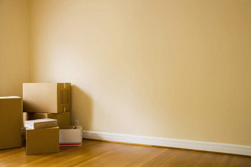 无人,横图,室内,白天,正面,地板,一堆,许多,阴影,堆叠,堆积,反射,包装,影子,纸箱,墙,地面,木地板,墙壁,墙面,白色,容器,箱子,堆,搬家,迁移,纸板箱,包装箱,迁居,乔迁,搬迁,彩图