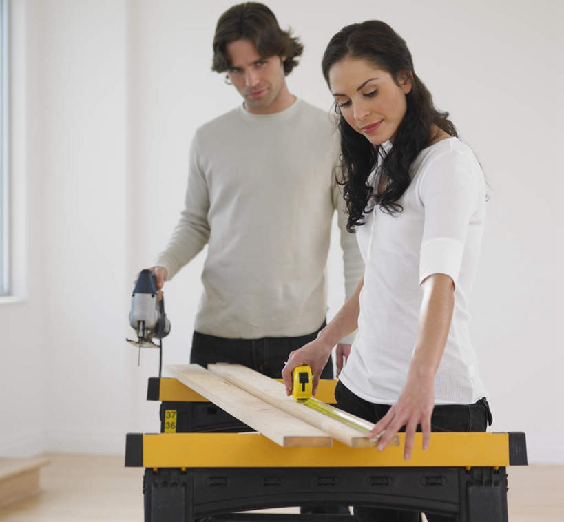 西方人,两个人,家庭,夫妻,站,横图,室内,白天,正面,爱情,欧洲,欧洲人,握,阴影,服装,反射,测量,木材,影子,刻度,墙,浪漫,注视,休闲装,墙壁,墙面,木柴,衣服,白色,尺,低头,观察,看,站着,休闲,温暖,温馨,一家人,休闲服,恩爱,握着,恋人,服饰,木料,观看,测量工具,冲击钻,电钻,尺子,和睦,察看,衡量,绘图,比例尺,关注,比例,测绘,电动工具,量具,量仪,标度,扩大,缩小,缩尺,男人,男性,年轻男性,年轻女性,女人,女性,白种人,年轻人,夫妇,情侣,站立,半身,彩图,伴侣,融洽