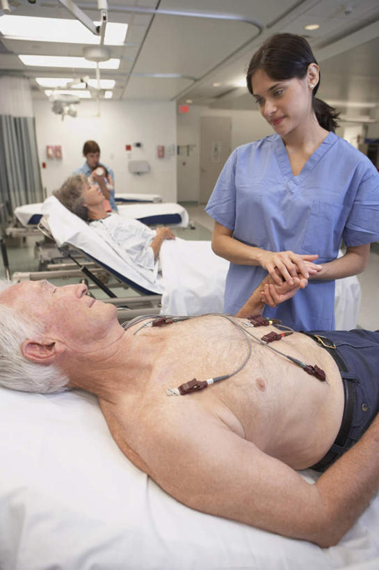 西方人,四个人,医生,病人,医院,站,躺,闭眼,竖图,室内,白天,正面,工作服,制服,床,照明,欧洲,欧洲人,握,工具,灯光,床单,被子,顶灯,裸露,灯,病床,听诊器,灯具,站着,医护人员,医疗人员,握着,照亮,医疗设备,被单,照明设备,起搏器,病患,裸,医疗器械,防护服,心脏起搏器,医疗工具,隔离服,无菌服,医疗机构,工作制服,辅助工具,检测工具,卧着,男人,男性,年轻男性,年轻女性,女人,女性,中年男性,中年女性,白种人,大夫,患者,就医者,闭眼睛,闭着眼,闭着眼睛,躺着,卧,站立,半身,彩图,工作套服,病院,诊所,防静电工装,隔工作服,洁净工装,洁净工作服,净化服,无尘工作服,无尘衣,护理床,医疗床