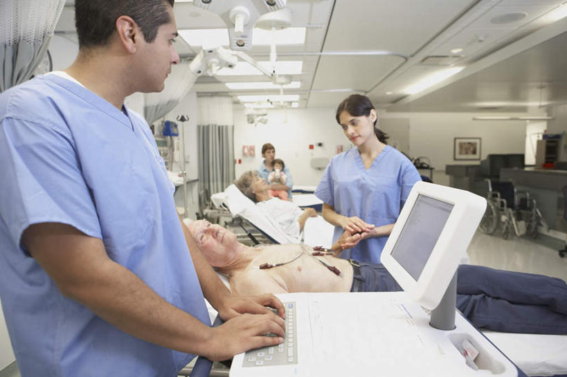 西方人,医生,病人,医院,站,躺,闭眼,横图,室内,白天,正面,工作服,制服,电脑,显示器,鼠标,键盘,床,照明,欧洲,欧洲人,五个人,敲打,握,网络,工具,灯光,床单,许多人,拿,拿着,扭头,注视,输入,输入设备,通讯设备,被子,顶灯,裸露,灯,病床,灯具,打字,观察,看,站着,转头,一群人,医护人员,医疗人员,台式电脑,握着,观看,点击,敲击,照亮,察看,被单,照明设备,关注,起搏器,病患,裸,医疗器械,通信设备,防护服,心脏起搏器,医疗工具,隔离服,输出设备,无菌服,医疗机构,工作制服,辅助工具,卧着,按键,男人,男性,女人,女性,中年男性,中年女性,白种人,大夫,患者,就医者,闭眼睛,闭着眼,闭着眼睛,躺着,卧,站立,半身,彩图,工作套服,病院,诊所,防静电工装,隔工作服,洁净工装,洁净工作服,净化服,无尘工作服,无尘衣,护理床,医疗床