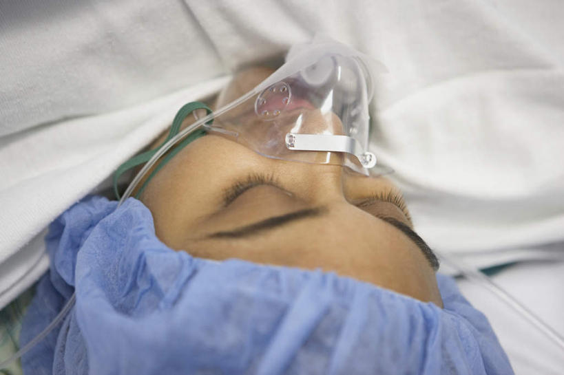 西方人,脸,头,脸颊,一个人,病人,医院,躺,闭眼,横图,俯视,室内,特写,白天,床,欧洲,欧洲人,仅一个女性,仅一个人,仅一个中年女性,氧气瓶,医疗,医疗设备,手术室,氧气面罩,病患,医疗器械,手术台,医疗机构,手术帽,手术床,卧着,女人,女性,中年女性,白种人,头部,脸部,脸蛋,面部,患者,就医者,闭眼睛,闭着眼,闭着眼睛,躺着,卧,半身,彩图,高角度拍摄,病院,诊所