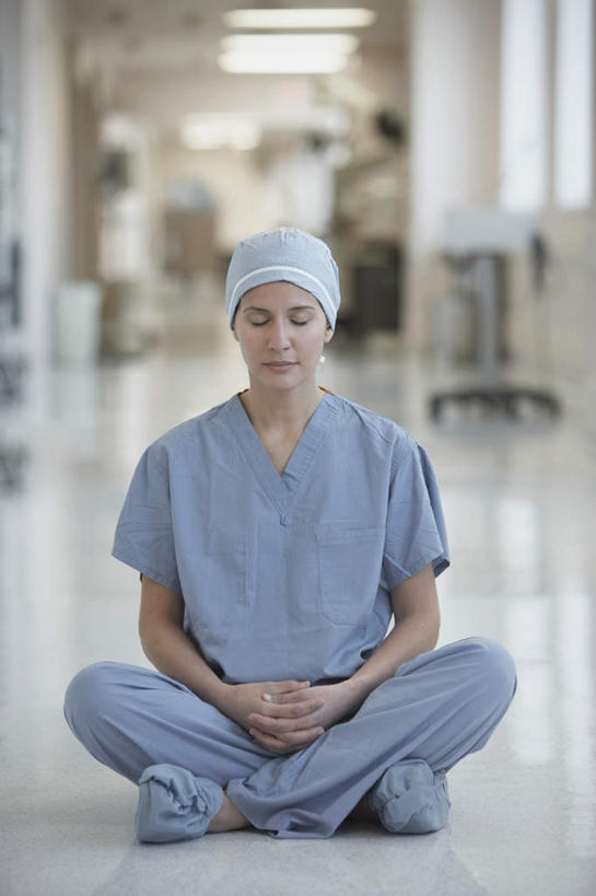 西方人,一个人,医生,医院,坐,闭眼,笑,盘腿,微笑,竖图,室内,白天,正面,工作服,制服,帽子,照明,欧洲,欧洲人,仅一个女性,仅一个人,朦胧,模糊,灯光,顶灯,灯,灯具,仅一个中年女性,医护人员,医疗人员,照亮,照明设备,防护服,隔离服,无菌服,医疗机构,医生帽,工作制服,女人,女性,中年女性,白种人,大夫,闭眼睛,闭着眼,闭着眼睛,盘腿而坐,盘膝,盘着腿的,盘着腿坐,双腿交叉,坐着,彩图,全身,工作套服,病院,诊所,防静电工装,隔工作服,洁净工装,洁净工作服,净化服,无尘工作服,无尘衣