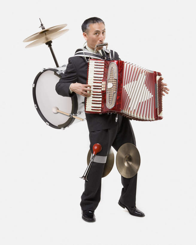 东方人,一个人,商务人士,商务男性,站,竖图,室内,白天,白色背景,正面,衬衫,键盘,亚洲,仅一个男性,仅一个人,仅一个中年男性,握,套装,吹奏乐器,鼓,架子鼓,口琴,乐器,手风琴,音乐,弹奏,拿,拿着,注视,黄种人,管风琴,观察,看,站着,握着,摄影,影棚,观看,打击乐器,察看,键盘乐器,关注,商务装,工薪阶层,爵士鼓,男人,男性,中年男性,亚洲人,白领,上班族,站立,彩图,全身,影棚拍摄,衬衣,拍摄