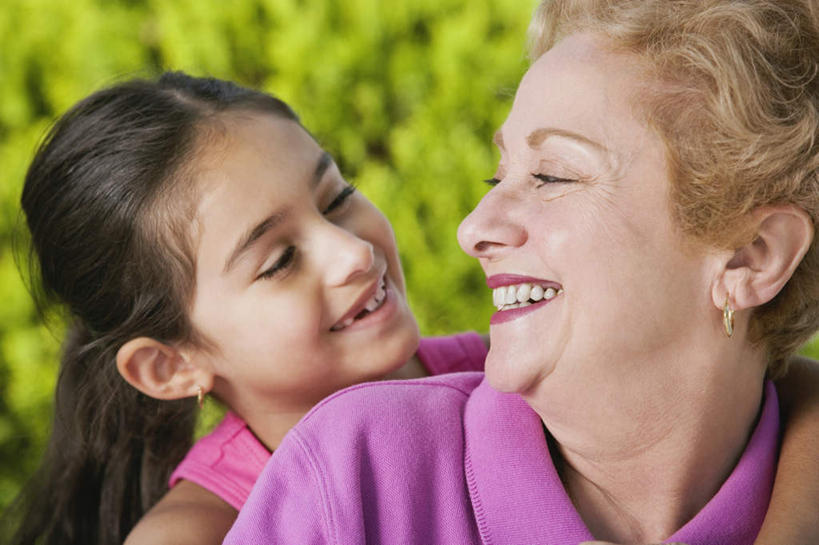 西方人,儿童,老年人,脸,头,脸颊,头发,两个人,家庭,祖母,站,抱,笑,微笑,露齿笑,横图,室外,特写,白天,正面,纯洁,树林,植物,欧洲,欧洲人,阴影,服装,朦胧,模糊,光线,影子,棕色,休闲装,肩膀,相视,树,树木,小孩,衣服,粉色,绿色,紫色,黑色,阳光,自然,站着,休闲,温暖,温馨,一家人,面对面,休闲服,可爱,童年,童趣,服饰,生长,奶奶,成长,抱着,祖孙,对视,和睦,互视,搂着,相对,童真,烂漫,无邪,外婆,外孙女,外祖母,相看,天真,老年女性,女孩,女人,女性,白种人,孩子,头部,长发,卷发,直发,脸部,脸蛋,面部,孙女,怀抱,搂,搂抱,相抱,拥抱,站立,半身,彩图,融洽,短发,女生