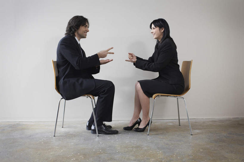 西方人,两个人,同事,商务人士,商务男性,商务女性,坐,横图,室内,白天,侧面,衬衫,游戏,成功,合作,团队,集体,信心,椅子,欧洲,欧洲人,阴影,套装,反射,影子,木椅,墙,玩,注视,娱乐,队伍,相视,墙壁,墙面,白色,观察,看,休闲,面对面,观看,活动,对视,猜拳,察看,领导,互视,成就,发泄,关注,消遣,智力,相对,商务装,合伙,领袖,工薪阶层,相看,宣泄,男人,男性,年轻女性,女人,女性,中年男性,白种人,白领,上班族,玩耍,嬉戏,坐着,彩图,全身,衬衣,石头剪刀布,石头剪子布