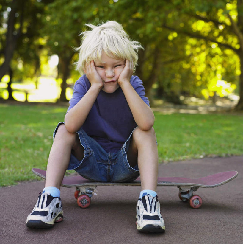 西方人,儿童,一个人,坐,竖图,室外,白天,正面,锻炼,失败,纯洁,运动,草地,草坪,植物,道路,路,欧洲,欧洲人,仅一个男性,仅一个人,撑,阴影,服装,沮丧,光线,影子,小路,交通,托腮,注视,休闲装,极限运动,草,树,树木,小孩,衣服,绿色,阳光,自然,观察,看,托,仅一个小孩,休闲,难受,休闲服,可爱,童年,童趣,无奈,服饰,生长,成长,滑板,观看,失望,悲伤,察看,伤心,难过,关注,托下巴,失落,童真,烂漫,无邪,颓废,挫败,受挫,落败,落空,错过,失足,失意,失策,失算,颓丧,衰颓,悲哀,懊丧,颓靡,气馁,丧气,败北,挫折,失利,体育,天真,男孩,男人,男性,白种人,孩子,坐着,彩图,全身,健身,滑板运动,男生
