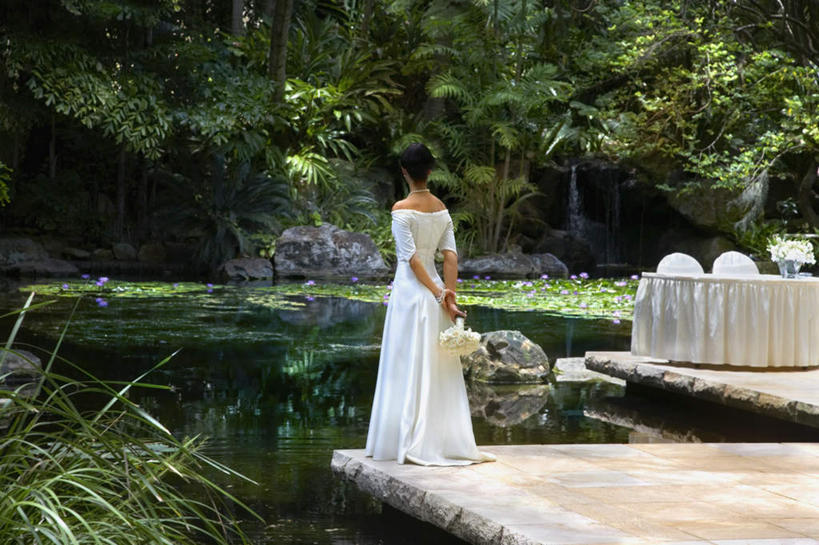 西方人,一个人,新娘,站,横图,室外,白天,婚纱,婚礼,快乐,河流,树林,水,植物,餐桌,桌子,欧洲,欧洲人,仅一个年轻女性,仅一个女性,仅一个人,握,庆祝,盛开,布料,木板,捧花,手捧花,河水,水流,桥,木桥,结婚,拿,花蕾,布纹,拿着,栈桥,桌布,花,花瓣,花朵,鲜花,树,树木,背面,绿色,自然,餐巾,台布,花束,花苞,花蕊,站着,喜庆,握着,生长,成长,餐台,纪念,人行桥,木板桥,背手,婚礼捧花,年轻女性,女人,女性,白种人,站立,彩图,全身,婚礼服,礼服,高兴