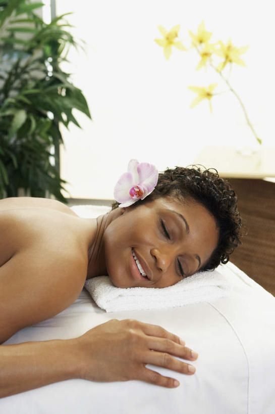 西方人,一个人,闭眼,笑,微笑,露齿笑,竖图,室内,白天,侧面,植物,床,叶子,欧洲,非洲,黑人,欧洲人,仅一个女性,仅一个人,盛开,纺织物,盆栽,墙,绿叶,床单,盆景,花蕾,被子,裸露,墙壁,墙面,花,花瓣,花朵,鲜花,绿色,自然,毛巾,花苞,花蕊,趴着,清洁,仅一个中年女性,嫩叶,生长,成长,保暖,高雅,被单,裸,透气,按摩床,防水,淡泊,花中君子,储水,耐磨,吸水,兰花,女人,女性,中年女性,非洲人,叶,叶片,闭眼睛,闭着眼,闭着眼睛,趴,半身,彩图,搓背床,理疗床,美容床,指压床