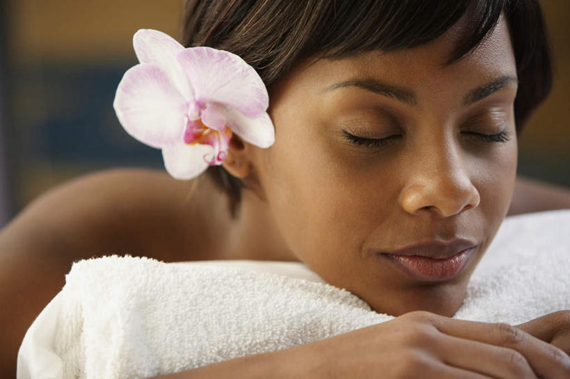 西方人,脸,头,脸颊,一个人,闭眼,笑,微笑,横图,室内,特写,白天,正面,床,欧洲,非洲,黑人,欧洲人,仅一个年轻女性,仅一个女性,仅一个人,朦胧,模糊,盛开,纺织物,床单,花蕾,被子,裸露,肩膀,花,花瓣,花朵,鲜花,一朵,粉色,毛巾,花苞,花蕊,趴着,清洁,保暖,高雅,被单,裸,透气,按摩床,防水,淡泊,花中君子,储水,耐磨,吸水,兰花,年轻女性,女人,女性,非洲人,头部,脸部,脸蛋,面部,闭眼睛,闭着眼,闭着眼睛,趴,半身,彩图,搓背床,理疗床,美容床,指压床