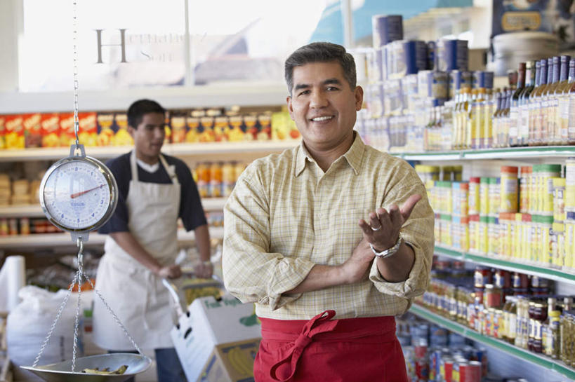 两个人,家庭,父亲,儿子,商店,站,笑,微笑,露齿笑,横图,室内,白天,正面,工作服,制服,购物,消费,仪器,亚洲,一排,许多,阴影,整齐,时间,反射,时钟,手表,围裙,影子,墙,计时,置物架,注视,架子,墙壁,墙面,车,玻璃制品,酒瓶,排列,玻璃瓶,瓶子,手推车,钟表,交通工具,观察,看,站着,温暖,温馨,父子,一家人,表,父爱,金融,百货,观看,腕表,和睦,察看,衡量,队列,关注,载具,记录板,陈列架,计量,台秤,选购,贸易,记事板,血拼,衡器,工作制服,店东,店主,东家,东主,男人,男性,年轻男性,中年男性,亚洲人,印度人,秤,钟,站立,半身,彩图,工作套服,店铺,杂货店,杂货铺,融洽