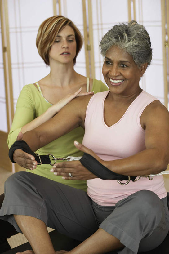 西方人,两个人,学生,健身房,站,坐,笑,微笑,露齿笑,竖图,室内,白天,正面,窗户,欧洲,非洲,黑人,欧洲人,握,阴影,服装,反射,背心,影子,墙,注视,运动器械,玻璃窗,墙壁,墙面,衣服,粉色,绿色,扶,观察,看,站着,教练,健身器械,握着,服饰,观看,察看,扶着,衣着,穿着,关注,健身器材,拉力器,衣饰,老年女性,女人,女性,中年女性,非洲人,站立,坐着,半身,彩图,健身馆,运动器材