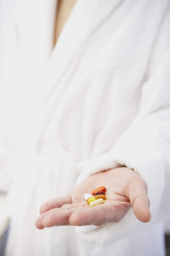 东方人,一个人,站,捧,竖图,室内,特写,白天,正面,浴袍,安全,亚洲,仅一个男性,仅一个人,仅一个中年男性,许多,阴影,朦胧,模糊,反射,药剂,药丸,影子,防护,黄种人,药片,白色,药品,站着,治疗,保护,药物,医疗,保险,预防,平安,男人,男性,中年男性,亚洲人,端,端着,捧着,手捧,站立,半身,彩图,汤帷子,浴衣