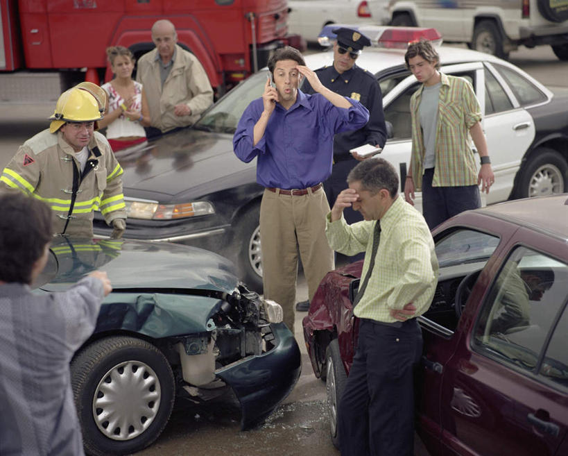 西方人,背部,商务人士,交警,商务男性,站,闭眼,说,打电话,横图,室外,白天,正面,工作服,衬衫,制服,讨论,汽车,警车,电话,帽子,手机,欧洲,欧洲人,行人,撑,握,套装,服装,墨镜,头盔,眼镜,领带,许多人,注视,通讯设备,腰带,手叉腰,路人,车,衣服,安全帽,太阳镜,太阳眼镜,交通工具,轿车,叉腰,观察,看,站着,一群人,遮阳镜,握着,服饰,观看,皮带,察看,撑着,象征,衣着,庄重,穿着,关注,灾难,载具,商务装,身份,警服,工薪阶层,配饰,车祸,正式,地位,裤带,工作制服,衣饰,过客,巡逻车,交流,男人,男性,女人,女性,中年男性,中年女性,白种人,白领,交通管理员,交通警察,上班族,闭眼睛,闭着眼,闭着眼睛,沟通,讲话,交谈,商讨,说话,谈话,通话,站立,半身,彩图,衬衣,工作套服