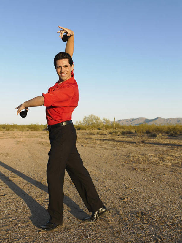 西方人,一个人,举,笑,微笑,露齿笑,竖图,室外,白天,侧面,衬衫,跳舞,热情,欧洲,欧洲人,仅一个男性,仅一个人,阴影,裤子,光线,沙子,影子,注视,腰带,仅一个年轻男性,红色,蓝色,蓝天,天空,阳光,天,观察,看,托,激情,晴朗,观看,皮带,察看,关注,舞姿,配饰,万里无云,裤带,豪情,狂热,男人,男性,年轻男性,白种人,晴空,晴空万里,举起,举手,举着,向上举,向上伸,向上托,彩图,全身,衬衣,舞蹈,弗拉明戈,弗拉明戈舞