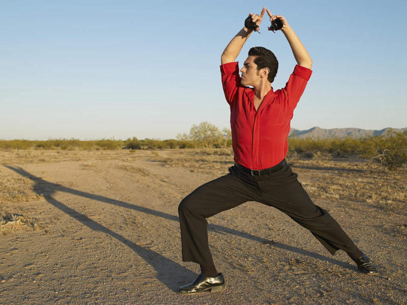 西方人,一个人,举,笑,微笑,露齿笑,横图,室外,白天,正面,衬衫,跳舞,热情,欧洲,欧洲人,仅一个男性,仅一个人,阴影,裤子,光线,沙子,影子,注视,腰带,仅一个年轻男性,红色,蓝色,蓝天,天空,阳光,天,观察,看,托,激情,晴朗,观看,皮带,察看,关注,舞姿,配饰,万里无云,裤带,豪情,狂热,男人,男性,年轻男性,白种人,晴空,晴空万里,举起,举手,举着,向上举,向上伸,向上托,彩图,全身,衬衣,舞蹈,弗拉明戈,弗拉明戈舞