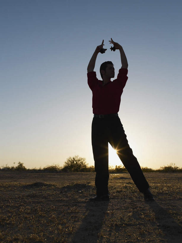 西方人,一个人,举,竖图,室外,白天,正面,衬衫,跳舞,热情,欧洲,欧洲人,仅一个男性,仅一个人,阴影,裤子,光线,沙子,影子,背光,注视,腰带,仅一个年轻男性,红色,蓝色,蓝天,天空,阳光,天,观察,看,托,激情,晴朗,观看,皮带,察看,关注,舞姿,逆光,配饰,万里无云,裤带,豪情,狂热,男人,男性,年轻男性,白种人,晴空,晴空万里,举起,举手,举着,向上举,向上伸,向上托,彩图,全身,衬衣,舞蹈,弗拉明戈,弗拉明戈舞