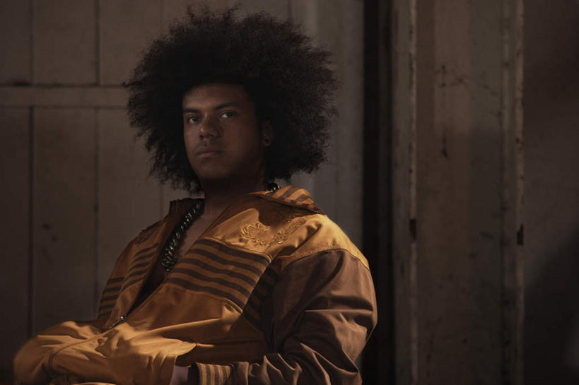 西方人,一个人,坐,横图,室内,白天,正面,欧洲,非洲,黑人,欧洲人,仅一个男性,仅一个人,阴影,服装,反射,影子,注视,休闲装,仅一个年轻男性,衣服,观察,看,休闲,休闲服,服饰,观看,察看,关注,爆炸头,男人,男性,年轻男性,非洲人,坐着,半身,彩图