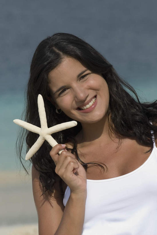 西方人,一个人,站,笑,微笑,露齿笑,竖图,室外,白天,正面,海浪,海洋,沙滩,海星,吊带,欧洲,欧洲人,仅一个年轻女性,仅一个女性,仅一个人,握,阴影,服装,朦胧,模糊,光线,沙子,影子,海岸,浪花,沙地,注视,吊带衫,海洋生物,一个,衣服,白色,阳光,自然,海水,动物,观察,看,站着,生物,握着,服饰,单个,观看,察看,衣着,穿着,关注,海景,衣饰,棘皮动物门,年轻女性,女人,女性,白种人,大海,风浪,海,海水的波动,海滩,近岸浪,涌浪,星鱼,站立,半身,彩图