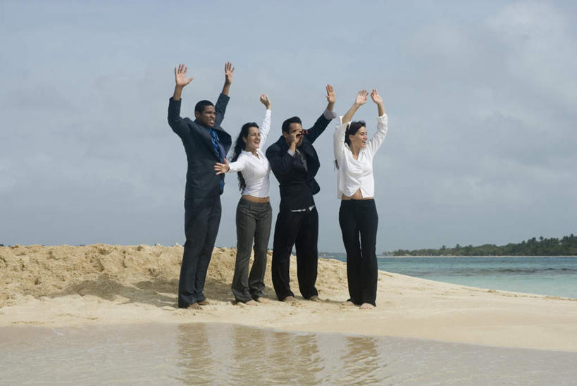 西方人,四个人,同事,商务人士,商务男性,商务女性,站,举,笑,微笑,露齿笑,横图,室外,白天,正面,衬衫,成功,合作,团队,集体,信心,海浪,海洋,沙滩,欧洲,非洲,黑人,欧洲人,套装,沙子,海岸,浪花,乌云,云,阴天,云朵,沙地,云彩,注视,队伍,天空,海水,天,观察,看,托,站着,观看,求救,察看,领导,昏暗,阴沉,成就,关注,商务装,合伙,领袖,海景,工薪阶层,男人,男性,年轻男性,年轻女性,女人,女性,中年男性,中年女性,白种人,非洲人,白领,上班族,大海,风浪,海,海水的波动,海滩,近岸浪,涌浪,举起,举手,举着,向上举,向上伸,向上托,站立,彩图,全身,衬衣