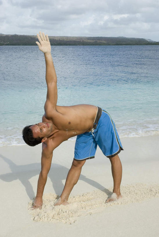 西方人,一个人,站,举,伸展双臂,竖图,室外,白天,正面,锻炼,瑜伽,运动,海浪,海洋,沙滩,植物,欧洲,欧洲人,仅一个男性,仅一个人,弯腰,短裤,裤子,沙子,海岸,浪花,云,云朵,沙地,云彩,扭头,注视,光脚,裸露,树,树木,仅一个年轻男性,蓝色,绿色,白云,蓝天,天空,自然,海水,天,观察,看,托,站着,转头,赤脚,养生,沙滩裤,生长,晴朗,成长,观看,察看,关注,裸,海景,弯身,体育,男人,男性,年轻男性,白种人,大海,风浪,海,海水的波动,海滩,近岸浪,涌浪,晴空,敞开双臂,举起,举手,举着,伸开双臂,向上举,向上伸,向上托,展开双肩,站立,张开手臂,张开双臂,彩图,全身,健身,三角形式,三角式