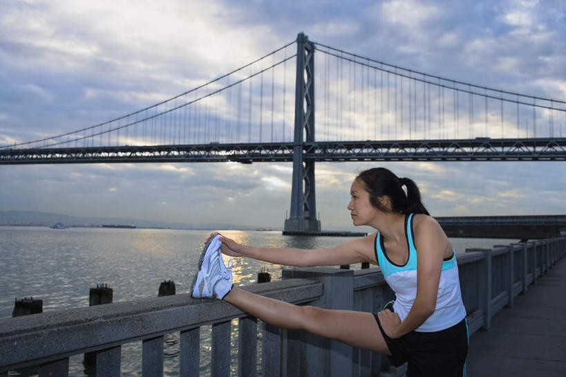 东方人,一个人,栏杆,站,横图,室外,白天,侧面,运动鞋,锻炼,旅游,度假,运动,日出,河流,水,太阳,标志建筑,城市,地标,建筑,鞋子,美国,亚洲,仅一个年轻女性,仅一个女性,仅一个人,握,服装,背心,扶手,河水,水流,建筑群,朝霞,晨曦,黎明,注视,黄种人,娱乐,建设,护栏,衣服,阳光,观察,看,站着,享受,休闲,放松,握着,服饰,观看,休闲鞋,察看,北美,北美洲,衣着,穿着,关注,加利福尼亚,室外运动,美洲,户外运动,旧金山,加州,加利福尼亚州,圣弗朗西斯科,三藩市,金州,黄金州,海湾大桥,北亚美利加洲,亚美利加洲,衣饰,年轻女性,女人,女性,亚洲人,朝阳,站立,半身,彩图,健身,破晓,旧金山.奥克兰海湾大桥