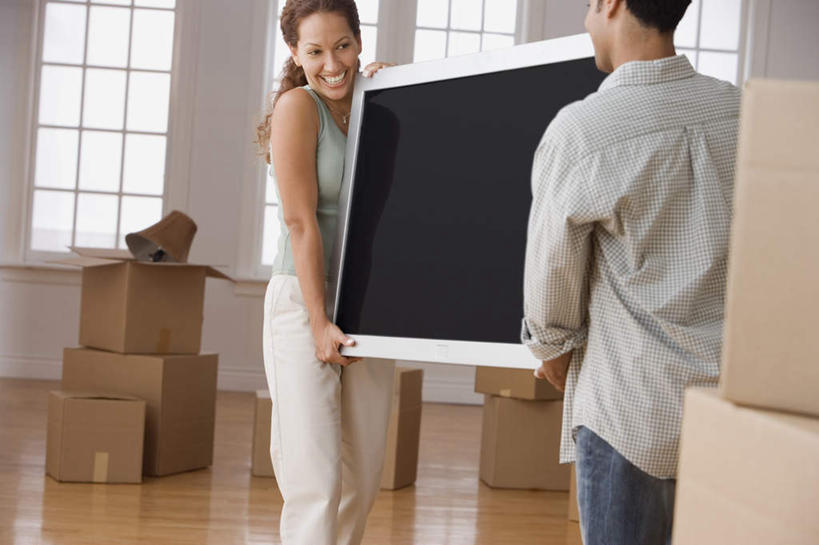 西方人,背部,两个人,家庭,夫妻,站,走,捧,笑,微笑,露齿笑,横图,室内,白天,正面,爱情,窗户,台灯,电视,照明,欧洲,欧洲人,服装,环保,包装,背心,纸箱,墙,灯光,浪漫,注视,玻璃窗,墙壁,墙面,灯,衣服,绿色,白色,容器,箱子,灯具,液晶电视,观察,看,站着,温暖,温馨,一家人,恩爱,清晰,恋人,服饰,轻薄,能源,观看,搬家,照亮,回收,和睦,资源,察看,迁移,衣着,照明设备,穿着,关注,彩电,纸板箱,利用,便携,低碳,循环,包装箱,彩色电视机,迁居,乔迁,搬迁,持续,衣饰,男人,男性,年轻男性,年轻女性,女人,女性,白种人,年轻人,夫妇,情侣,电视机,步行,端,端着,捧着,散步,手捧,站立,走路,半身,彩图,伴侣,融洽,高清