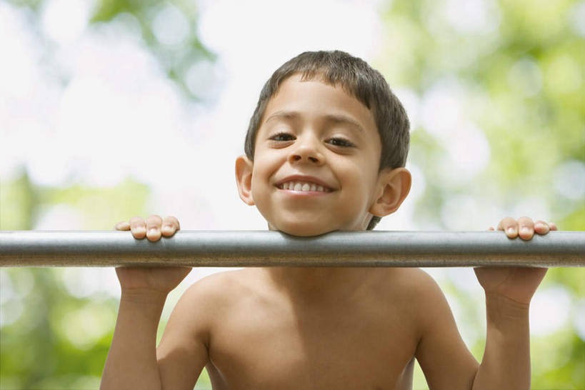 西方人,儿童,一个人,拉,笑,引体向上,微笑,露齿笑,横图,室外,白天,正面,纯洁,单杠,植物,欧洲,欧洲人,仅一个男性,仅一个人,阴影,朦胧,模糊,光线,影子,注视,运动器械,裸露,树,树木,小孩,绿色,阳光,自然,观察,看,仅一个小孩,健身器械,可爱,童年,童趣,生长,成长,观看,察看,关注,裸,健身器材,童真,烂漫,无邪,天真,男孩,男人,男性,白种人,孩子,引体上升,半身,彩图,运动器材,男生