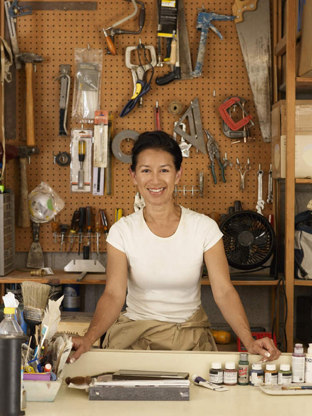 东方人,一个人,商店,站,笑,微笑,露齿笑,竖图,室内,白天,正面,金属制品,亚洲,仅一个女性,仅一个人,许多,吊挂,连接,悬挂,组合,服装,金属,工具,很多,挂,注视,休闲装,黄种人,商铺,衣服,观察,看,站着,仅一个中年女性,休闲,休闲服,服饰,观看,锯子,螺丝刀,起子,链接,五金,察看,切割,紧固,关注,拼接,拼凑,锯,拼合,凑集,聚合,撮合,链结,牢固,改锥,市肆,商号,女人,女性,中年女性,亚洲人,站立,半身,彩图,店铺,五金店,割