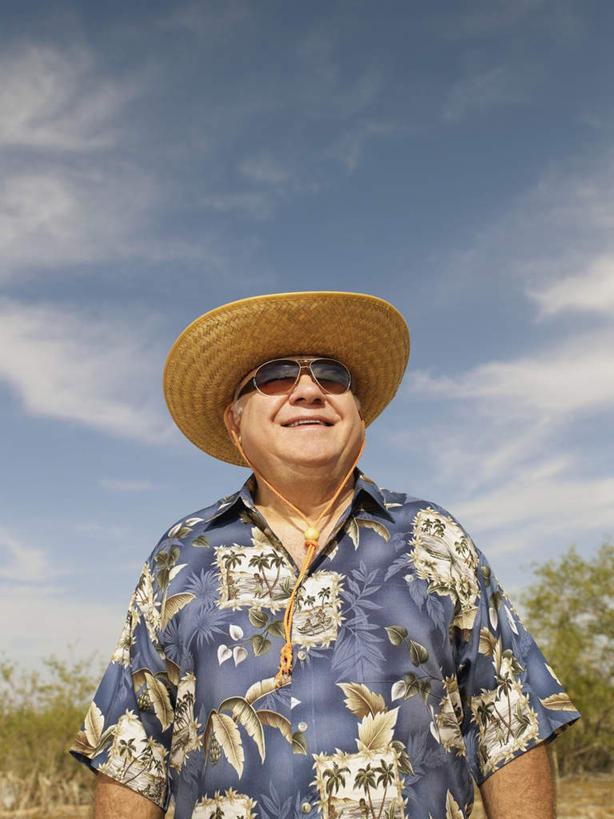 西方人,一个人,站,笑,微笑,露齿笑,竖图,室外,白天,仰视,民族服装,衬衫,旅游,度假,美景,植物,帽子,欧洲,欧洲人,仅一个男性,仅一个人,阴影,光线,草帽,墨镜,眼镜,影子,景观,云,云朵,云彩,注视,娱乐,树,树木,蓝色,绿色,白云,蓝天,天空,阳光,自然,太阳镜,太阳眼镜,天,观察,看,站着,仅一个老年男性,享受,休闲,遮阳镜,景色,放松,生长,晴朗,成长,观看,察看,关注,自然风光,老年男性,男人,男性,白种人,晴空,站立,半身,彩图,低角度拍摄,衬衣,传统服装,民俗服,夏威夷衬衫