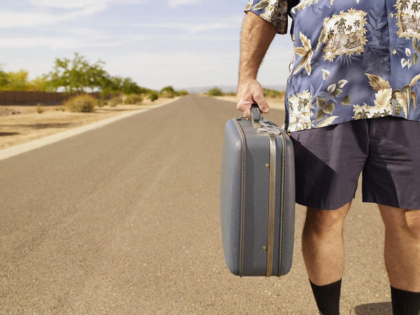 西方人,一个人,站,横图,室外,白天,正面,民族服装,衬衫,旅游,度假,美景,植物,道路,路,手提箱,欧洲,欧洲人,仅一个男性,仅一个人,握,阴影,光线,旅行箱,影子,景观,云,云朵,小路,交通,拿,云彩,拿着,娱乐,树,树木,蓝色,绿色,白云,蓝天,天空,阳光,自然,容器,行李箱,箱子,天,站着,仅一个老年男性,享受,休闲,景色,放松,握着,生长,晴朗,成长,储藏,出差,储存,自然风光,老年男性,男人,男性,白种人,晴空,站立,半身,彩图,衬衣,传统服装,民俗服,旅行,夏威夷衬衫,贮存