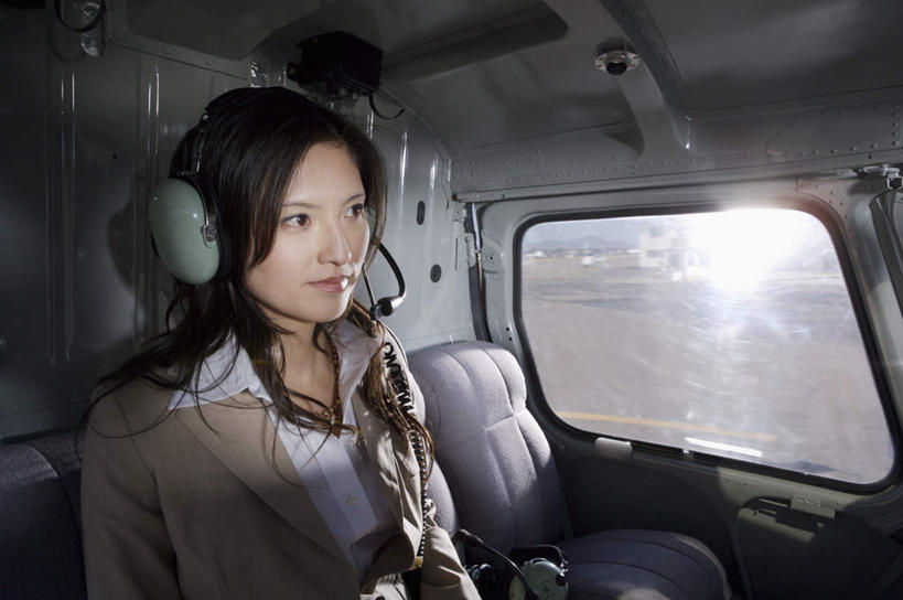 东方人,一个人,商务人士,商务女性,坐,横图,室内,白天,正面,通讯,客服,窗户,飞机,亚洲,仅一个女性,仅一个人,阴影,套装,光线,信息,影子,话务员,注视,黄种人,航空,玻璃窗,阳光,耳机,耳麦,话筒,交通工具,观察,看,仅一个中年女性,服务,通信,一架,观看,协调,直升机,直升飞机,察看,麦克风,头戴式耳麦,关注,载具,销售,商务装,工薪阶层,客服人员,电话销售,接待员,女人,女性,中年女性,亚洲人,白领,接线员,上班族,坐着,半身,彩图,头戴式耳机