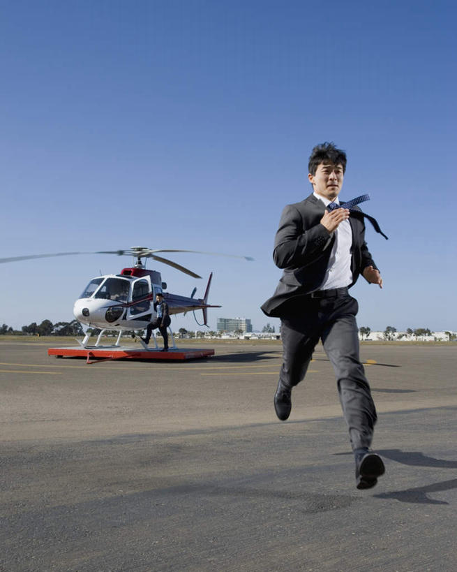 东方人,一个人,商务人士,商务男性,机场,竖图,室外,白天,仰视,衬衫,飞机,飞机场,亚洲,仅一个男性,仅一个人,仅一个中年男性,奔驰,阴影,套装,光线,影子,注视,黄种人,航空,蓝色,蓝天,天空,阳光,停机坪,交通工具,天,奔跑,观察,看,一架,晴朗,观看,直升机,直升飞机,察看,关注,载具,商务装,工薪阶层,万里无云,男人,男性,中年男性,亚洲人,白领,上班族,晴空,晴空万里,彩图,低角度拍摄,全身,衬衣