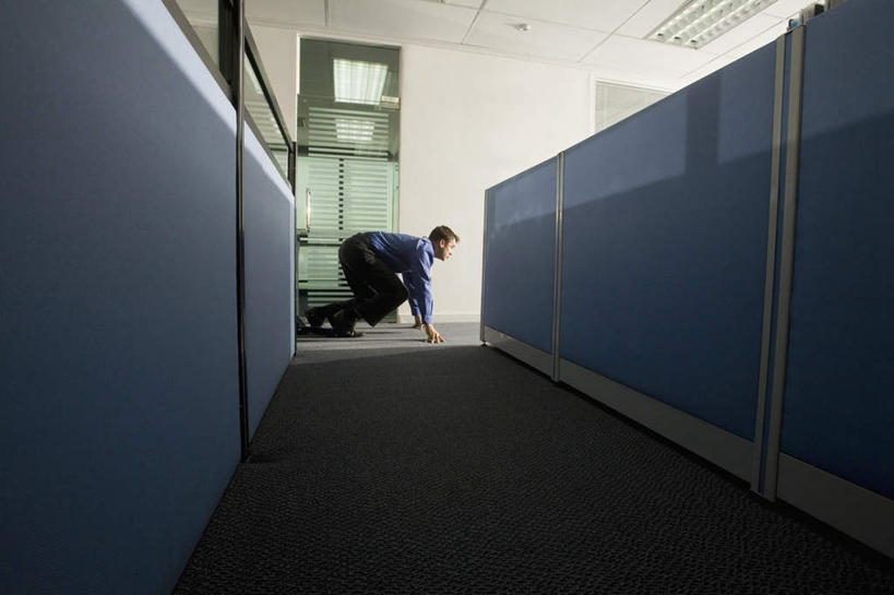 西方人,一个人,商务人士,商务男性,蹲,横图,室内,白天,侧面,衬衫,地毯,欧洲,欧洲人,仅一个男性,仅一个人,仅一个中年男性,准备,套装,装饰,编织,手工艺品,墙,走道,走廊,过道,织物,注视,墙壁,墙面,工艺品,观察,看,观看,华丽,修饰,点缀,察看,关注,预备,商务装,工薪阶层,衬托,美观,雅致,雅观,男人,男性,中年男性,白种人,白领,上班族,蹲着,彩图,全身,衬衣,豫备