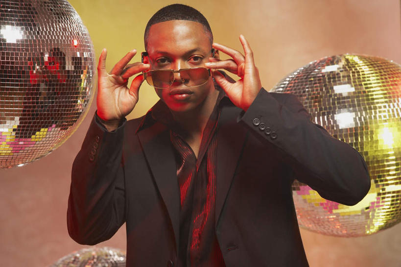 西方人,一个人,站,横图,室内,白天,正面,衬衫,西装,照明,欧洲,非洲,黑人,欧洲人,仅一个男性,仅一个人,一副,吊挂,握,悬挂,阴影,套装,正装,光线,墨镜,眼镜,影子,灯光,挂,注视,职业装,灯,仅一个年轻男性,三个,太阳镜,太阳眼镜,灯具,观察,看,站着,遮阳镜,握着,观看,照亮,察看,照明设备,关注,迪斯科球,迪斯科灯,镜面球,镜球,舞厅球,男人,男性,年轻男性,非洲人,站立,半身,彩图,衬衣